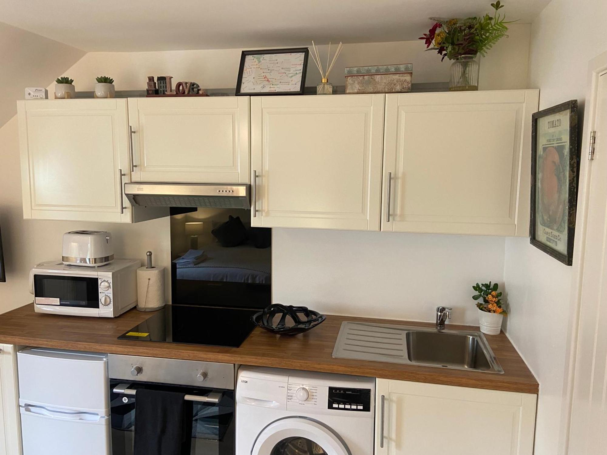 London Studio Self Contained, Newly Furbished Экстерьер фото